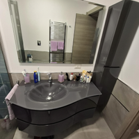 Bagno con piano in cristallo più colonna laterale