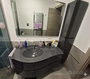 Bagno con piano in cristallo più colonna laterale