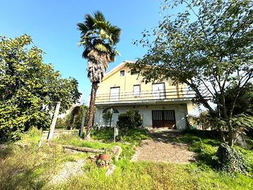 VILLA INDIPENDENTE IMMERSA NEL VERDE!
