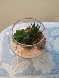 Ciotola in vetro con piante grasse artificiali 
