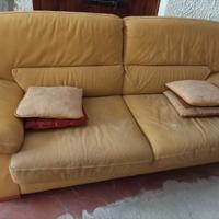 Coppia di divani in pelle colore giallo