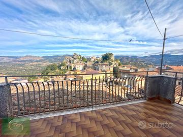 Antico palazzetto a Castiglione di Sicilia