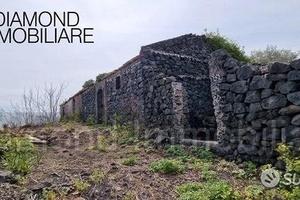 Terreno pianeggiante 6.500 mq con fabbricati