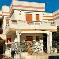 Primo piano con vista mare