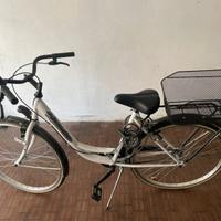 Bici donna con cestino