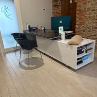 scrivania con piano in cuoio