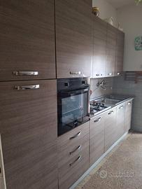 Cucina completa di elettrodomestici da smontare