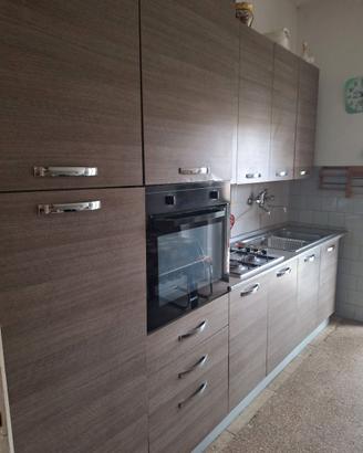 Cucina completa di elettrodomestici da smontare