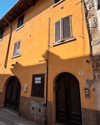 Porzione di casa con 2 unità abitative e negozio