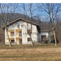 Casa singola con 3 appartamenti più scoperto