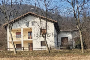 Casa singola con 3 appartamenti più scoperto