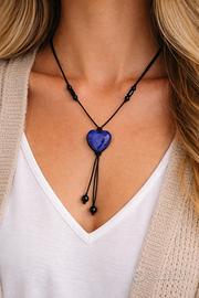 Collana cuore blu con cordino regolabile nero