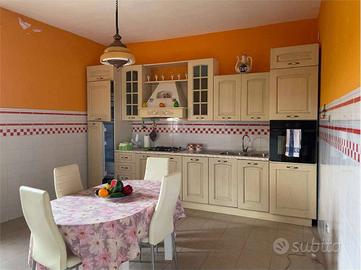 Palazzo / Stabile di 4910 m² con 1 locale a Teano