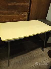 Tavolo giallo in formica 