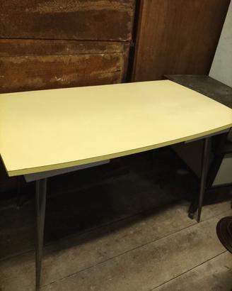 Tavolo giallo in formica 