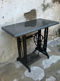 Antica base in ghisa della Singer