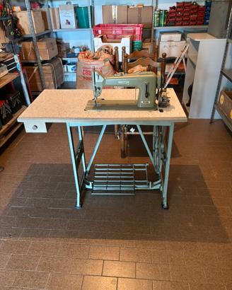 Macchiana da cucire professionale Necchi serie 600