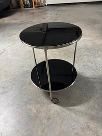 Piccolo tavolo da arredamento con rotelle