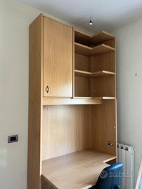 scrivania con mobile/libreria integrato in legno