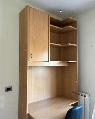 scrivania con mobile/libreria integrato in legno