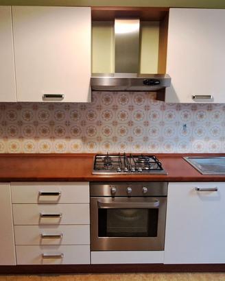 Cucina completa di frigorifero, forno e lavello