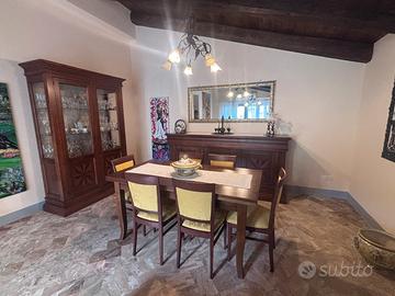 Sala da pranzo credenza, vetrina, tavolo sedie