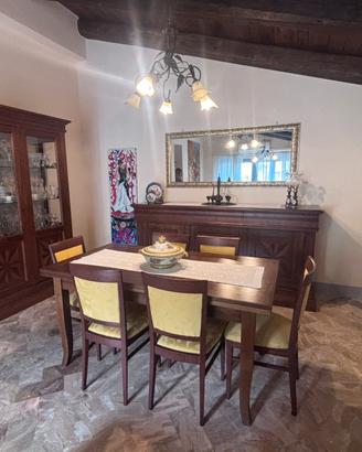 Sala da pranzo credenza, vetrina, tavolo sedie