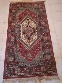 Tappeto Ricamato Rosso Decorato Bordo Caldo Lava