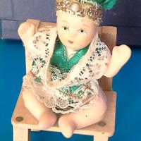 Miniatura vintage di sedia con bimbo