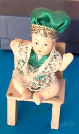 Miniatura vintage di sedia con bimbo