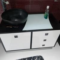 mobiletto bagno con ciotola e rubinetto 
