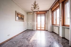 ST037 - AMPIO APPARTAMENTO IN ZONA CENTRALE