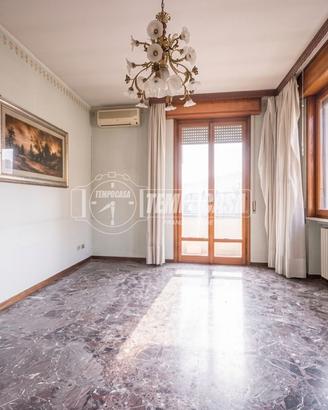 ST037 - AMPIO APPARTAMENTO IN ZONA CENTRALE