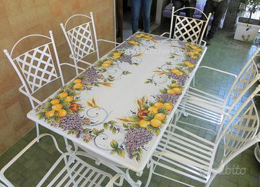 Tavoli in pietra lavica vietresi maiolicati