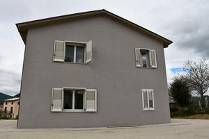 Casa nuova, fabbricato accessorio e terra