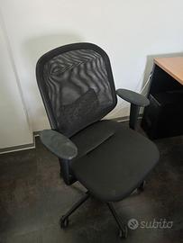 Sedia ufficio con rotelle e schienale traspirante