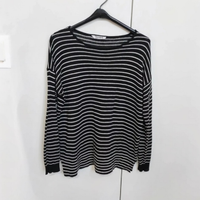 Maglione a righe con vestibilità morbida e ampia.