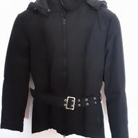 Piumino nero con cintura in vita