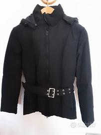 Piumino nero con cintura in vita