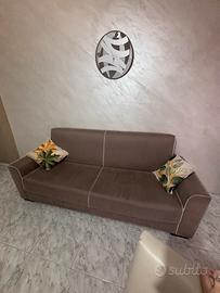 Cucina tavolo e sedie divano e lampadario