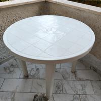 Tavolo rotondo da giardino con tre sedie