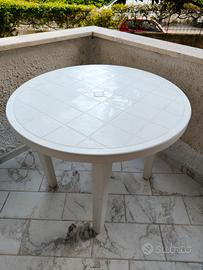 Tavolo rotondo da giardino con tre sedie