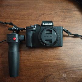 Panasonic Lumix g100 12-32 mm f3.5 con treppiede