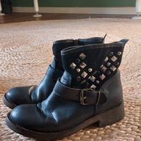 Stivaletti in pelle con borchie