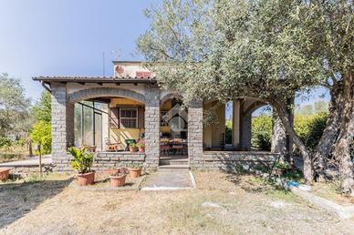 VILLA SINGOLA A VETRALLA