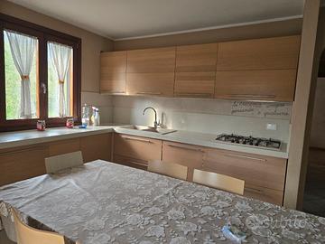 cucina componibile completa con piano in quarzo