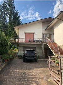 Ampia Villetta Bifamiliare con Giardino e Garage