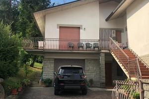 Ampia Villetta Bifamiliare con Giardino e Garage
