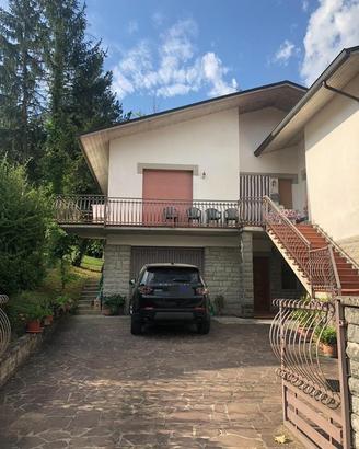 Ampia Villetta Bifamiliare con Giardino e Garage