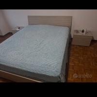 Due camere da letto complete,salone,divani,tavolo